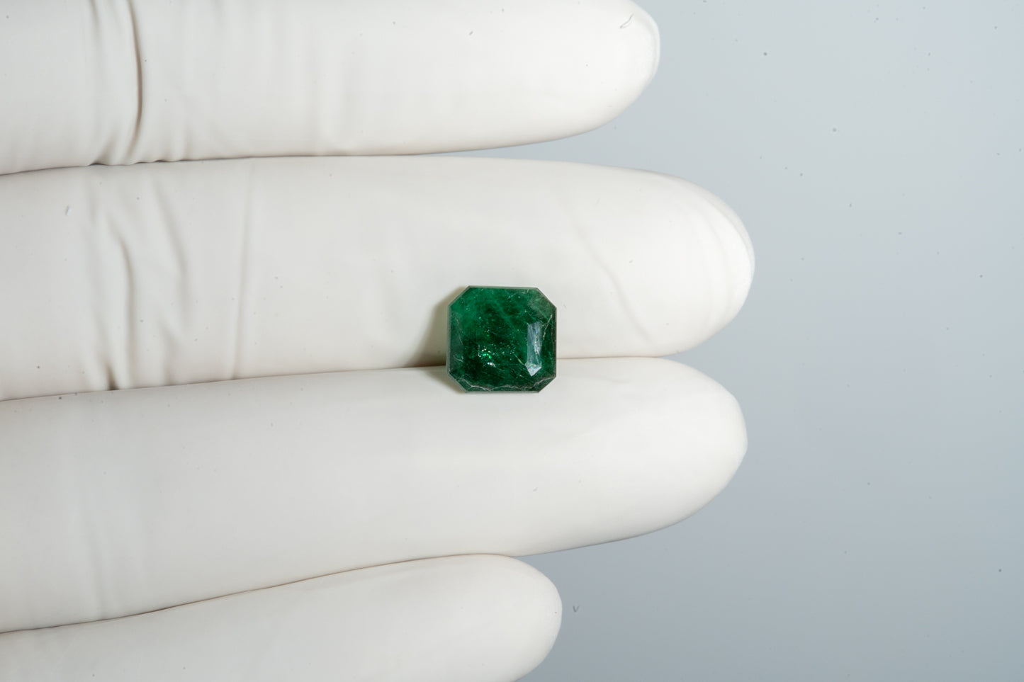 
                    
                      Minor Oil Natural Zambian Emerald (Panna) 3.48 Carats - Media 4
                    
                  